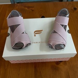 Fabletics point/studio/yoga footwear size 6. EUC